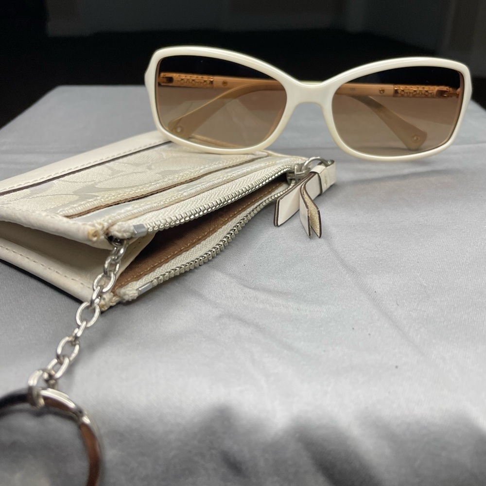 *Authentic* 
Coach White Wallet (used)